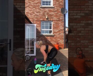 Who wants to workout in the sun ☀️ do a home workout with me