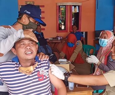 Relawan Covid-19 Disuntik Vitamin B12