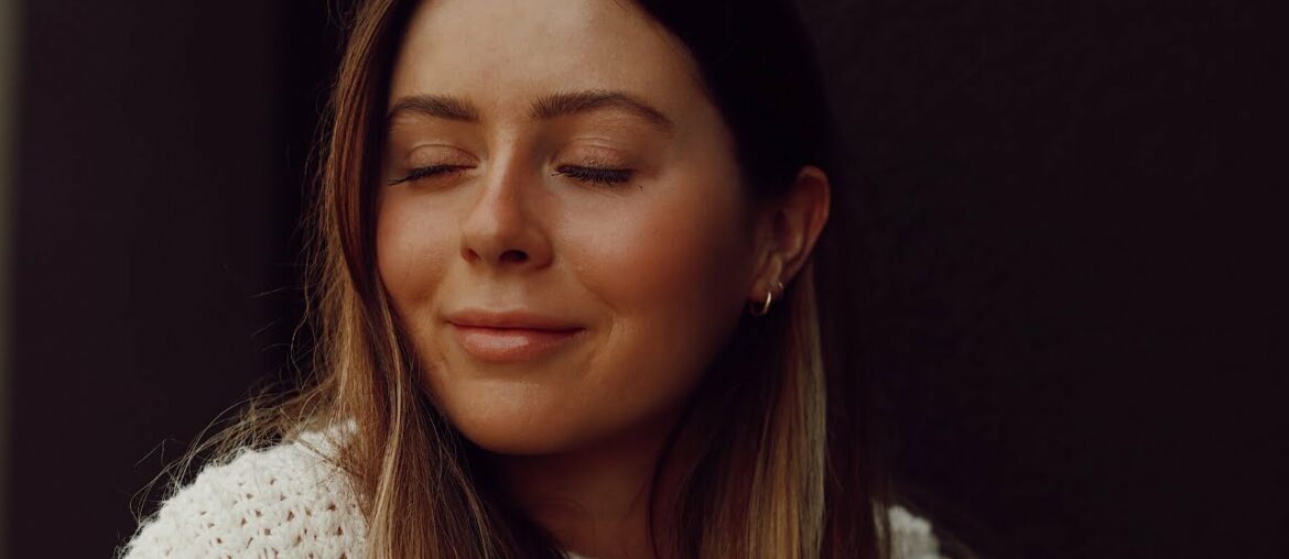 UPDATED MAKEUP ROUTINE // glowy, dewy skin, new fav tinted moisturizer, mostly non-toxic products