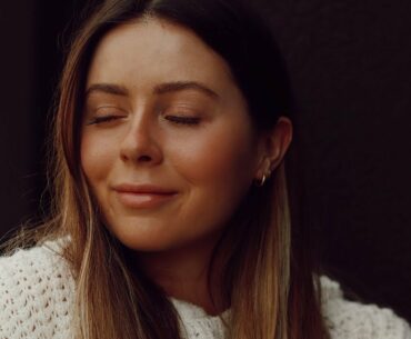 UPDATED MAKEUP ROUTINE // glowy, dewy skin, new fav tinted moisturizer, mostly non-toxic products