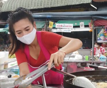 Please don't take off the Mask!! a Beautiful fried seafood Vendor in Bangkok