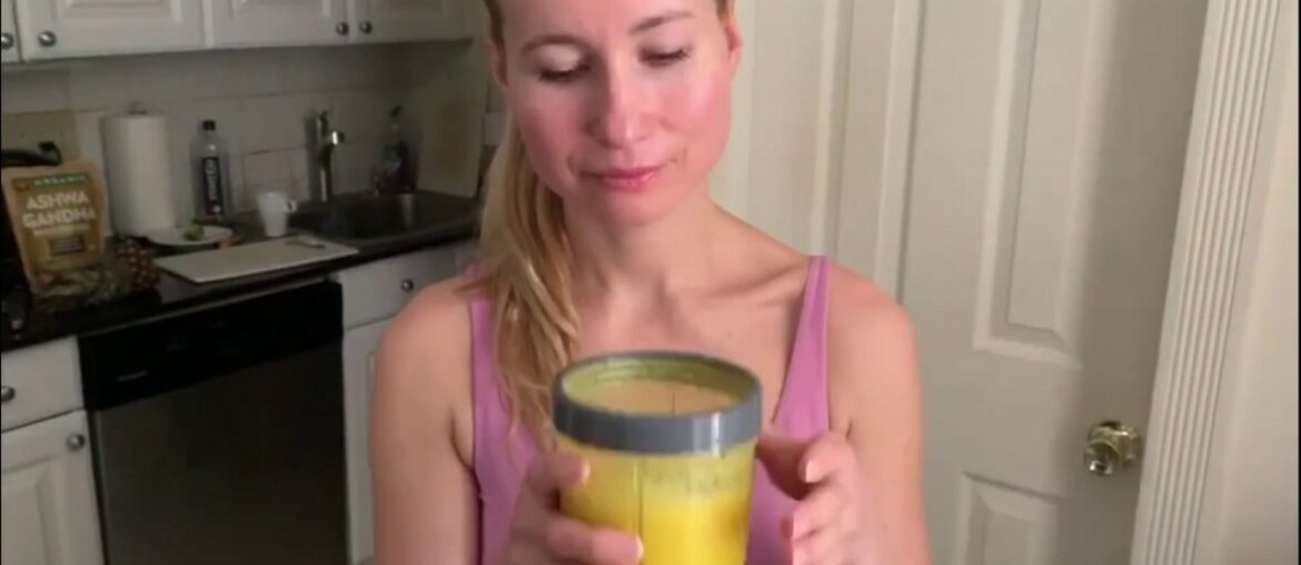 IMMUNE BOOSTING PINEAPPLE GINGER SMOOTHIE