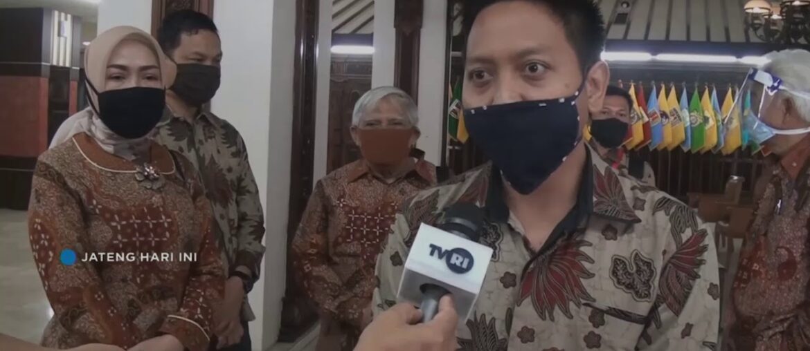 GUBERNUR TERIMA OBAT COVID 19 DAN MULTI VITAMIN.