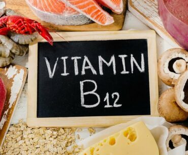 9 Signs and Symptoms of VITAMIN B12 deficiency | Diet | Treatment | Vegetarian  and Non- Vegetarians