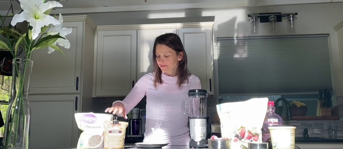 Wellness with Manu: How to Make a Healthy Fruit Smoothie