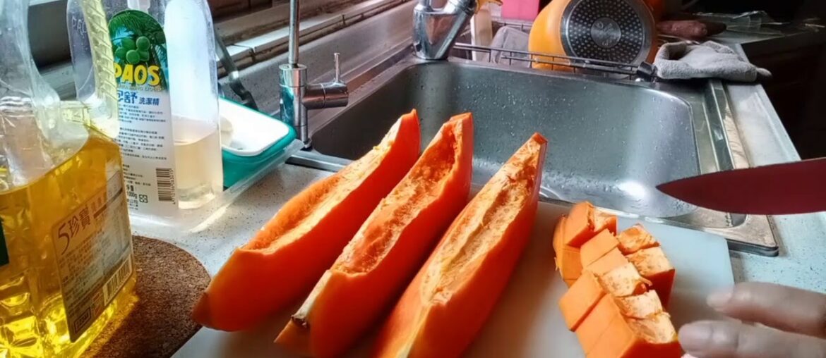 #howtopeelpineapple Fruits full of vitamins good for our health, try some