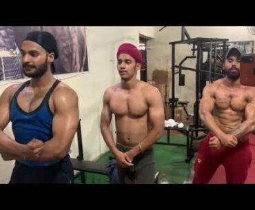 shredded bodybuilder muscle posing and my student muscle posing gym