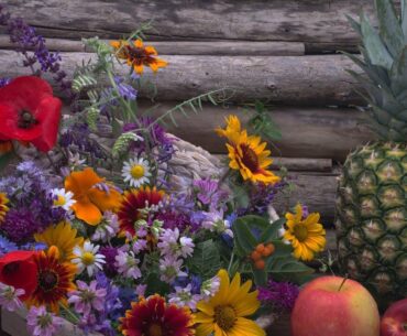 I have a Crown but I'm not a King / I have thousand eyes but i don't see anything..