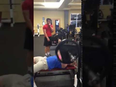 SPINNING BENCHPRESS PLATES MEME | #Shorts