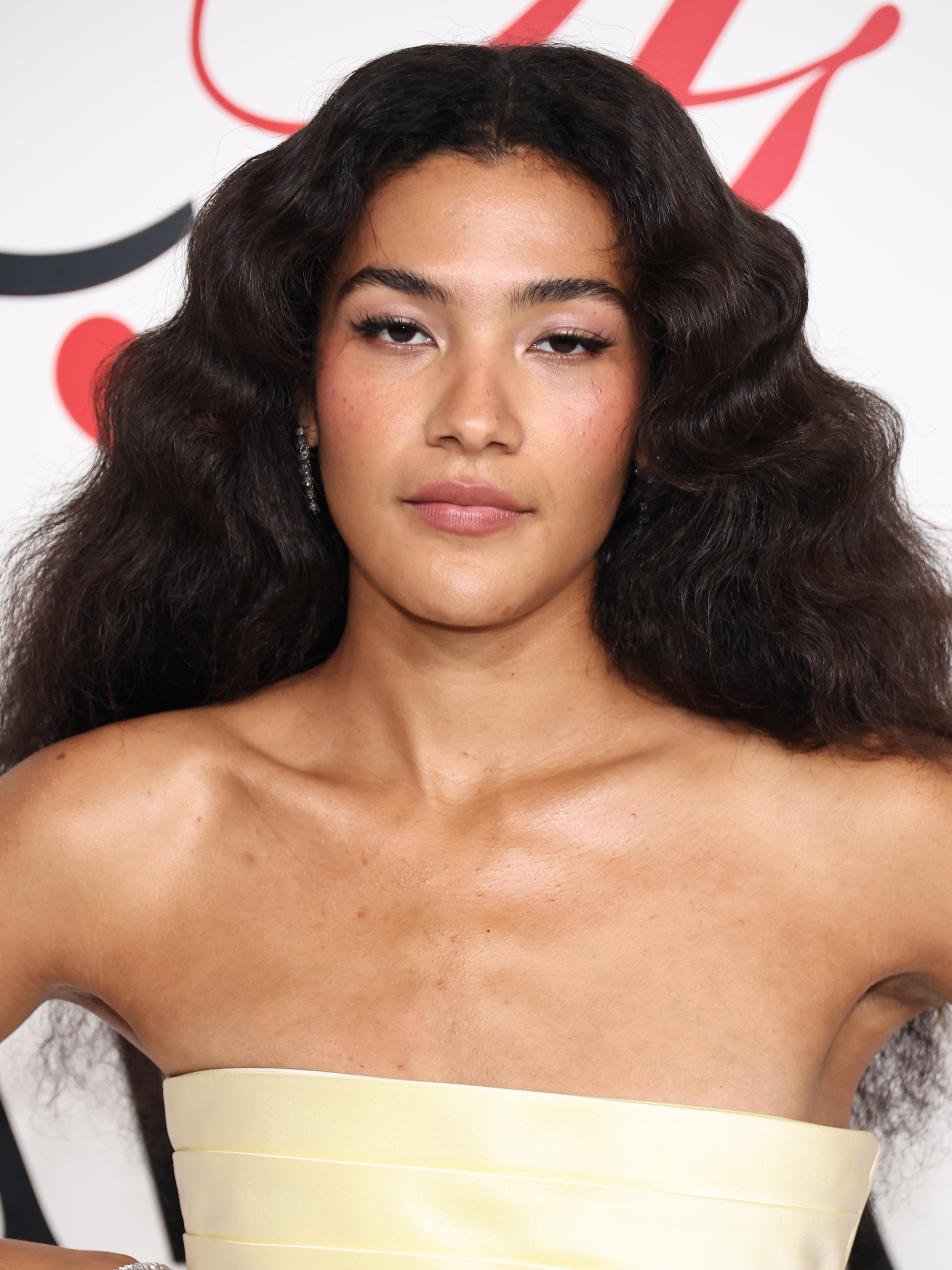 Olivia Dean attends the 2025 CFDA Awards at the American Museum of Natural History with frosted lids and flushed cheeks