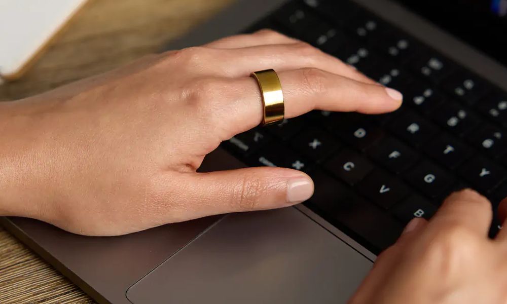 Screenless fitness tracker