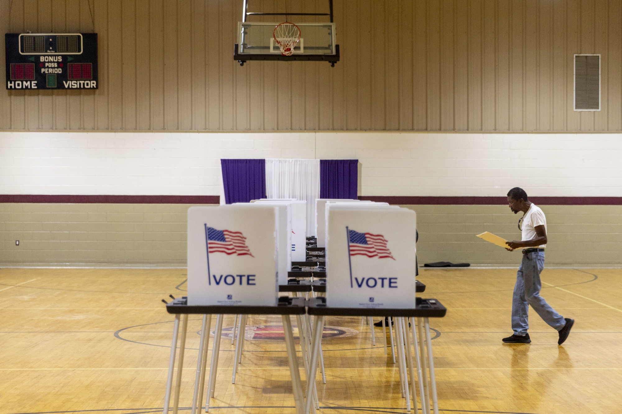 Flint resident Del Branch, 71, votes during the special general election for 3rd Ward Flint City Council member on Tuesday, Aug. 5, 2025 at Avery Aldridge Activity Center in Flint. Jake May | MLive.com