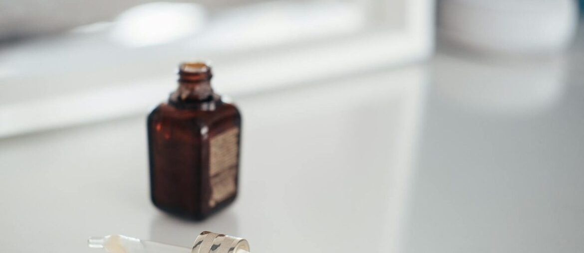 Vitamin E oil and skincare: Pros, cons & tips for men