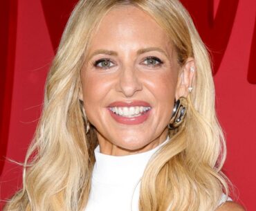 Sarah Michelle Gellar’s Go-To Olay Cream and Red Light Mask