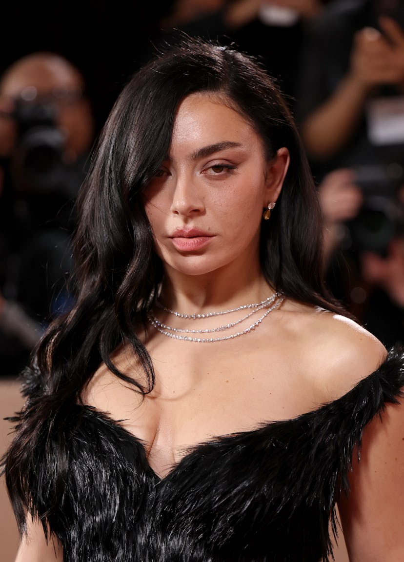 BEVERLY HILLS, CALIFORNIA - JANUARY 11: (FOR EDITORIAL USE ONLY) Charli xcx attends the 83rd annual ...