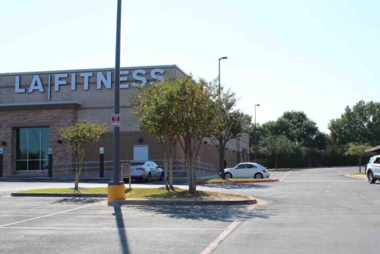 Kingsley Square LA Fitness to close