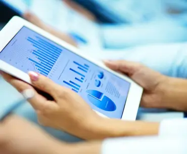 Kayla Itsines' Investment Strategy: Diversify Wealth Beyond Digital Assets - News and Statistics