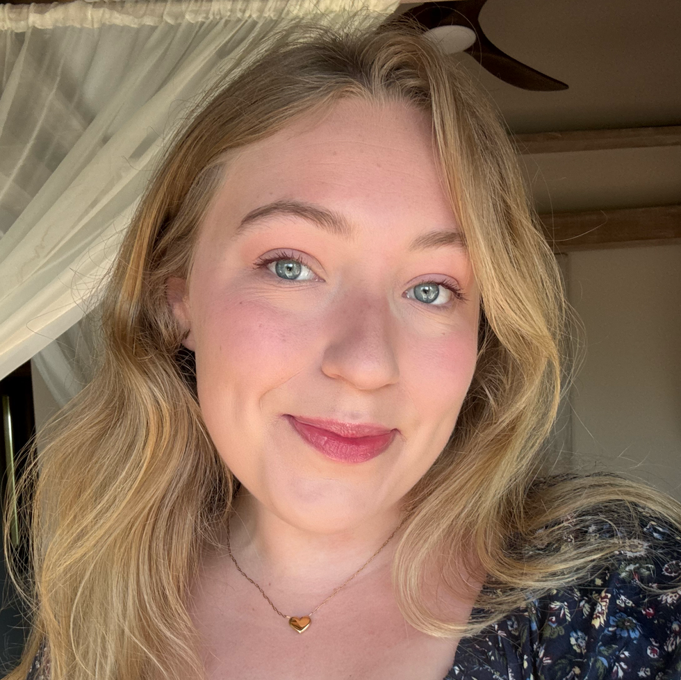 burgundy mascara beauty trend- kate franke wearing burgundy mascara