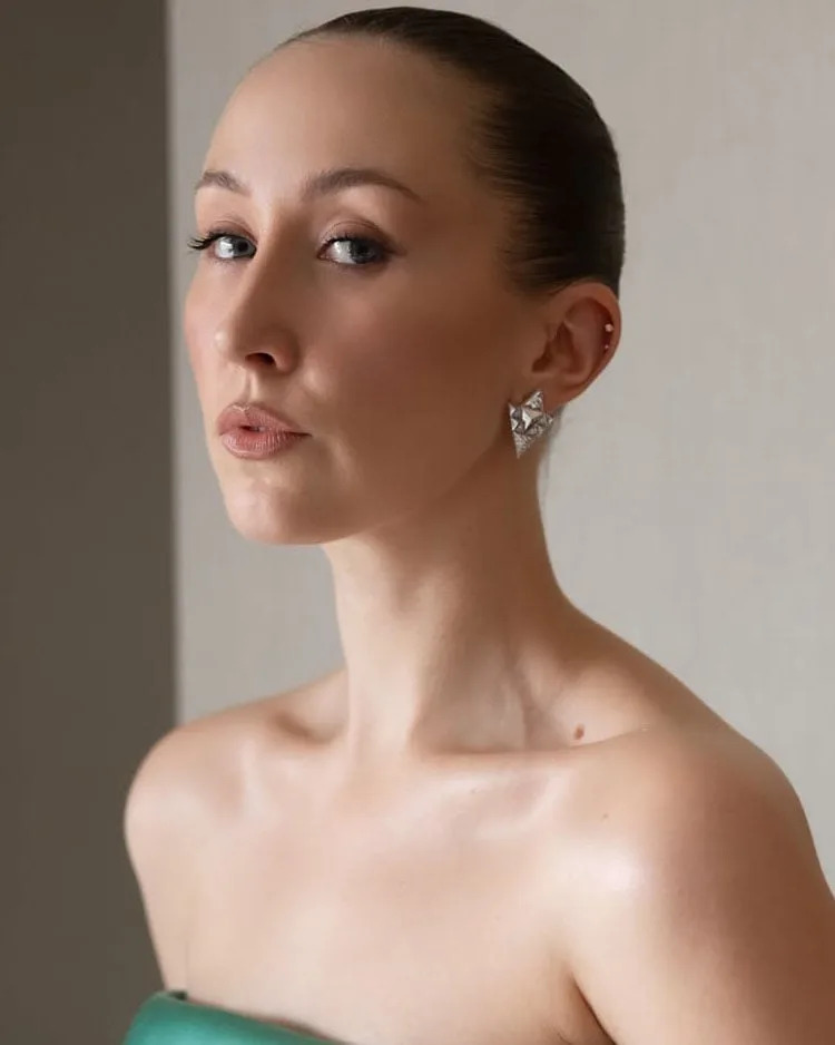 Erin Doherty, Critics’ Choice Awards beauty, Erin Doherty Adolescence, Nikki DeRoest makeup, Cielé Skin makeup, Critics’ Choice Awards red carpet beauty, glowing skin makeup