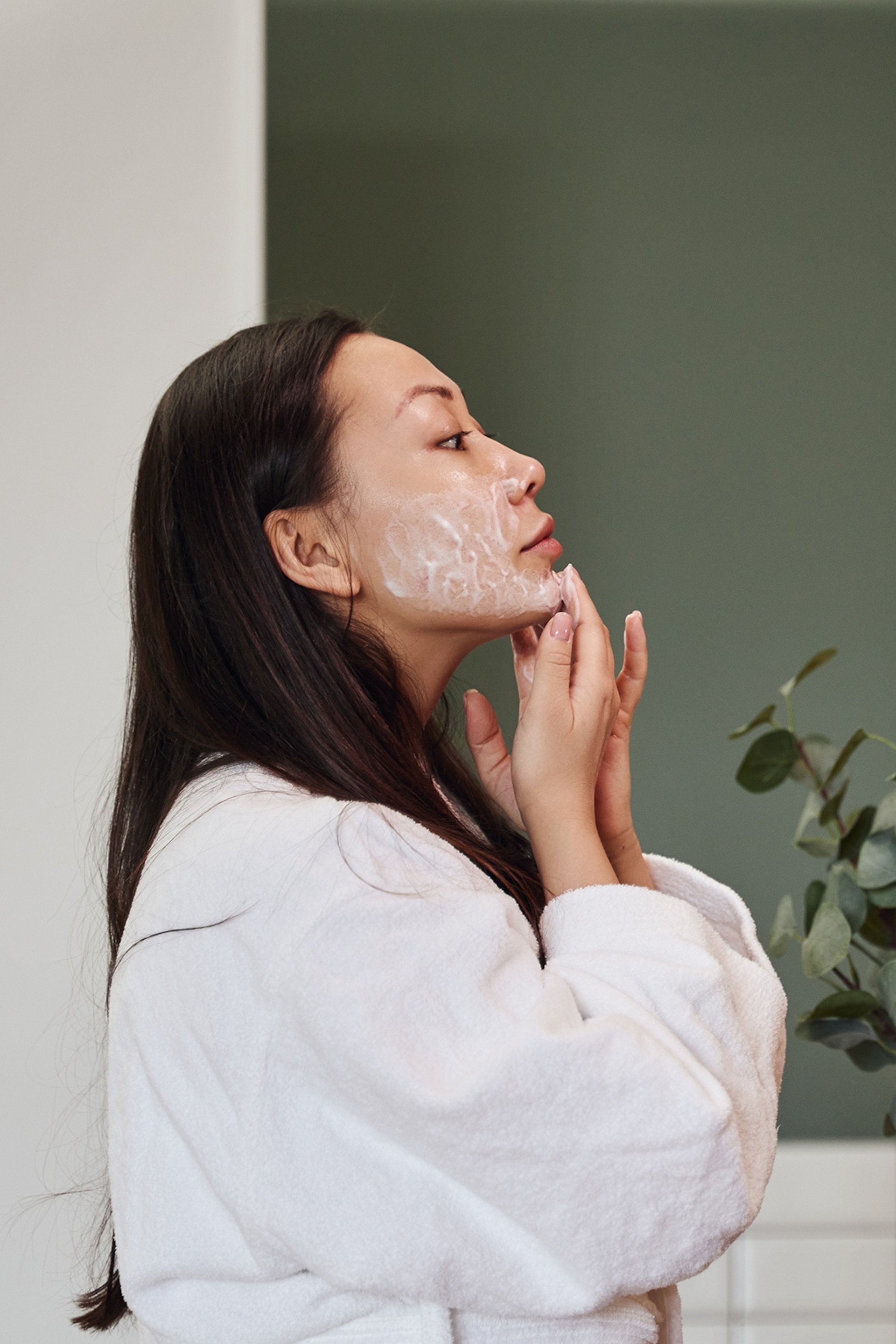 lady doing skincare