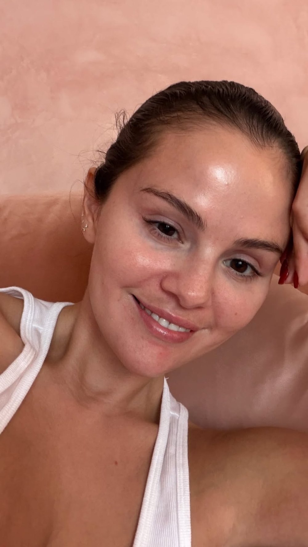 Selena-Gomez-Showcases-Her-Natural-Beauty-in-Rare-Make-Up-Free-Selfie.jpg