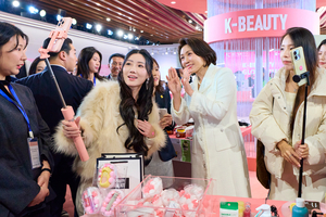 First lady pitches K-Beauty in Shanghai amid cultural thaw
