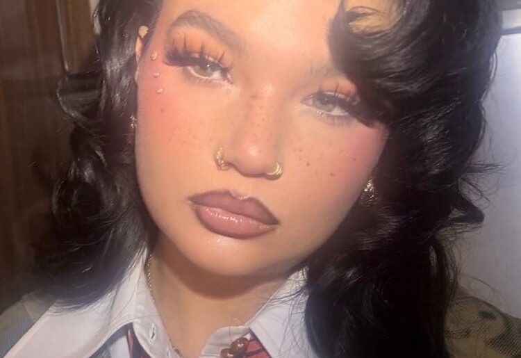 Lola Young, Urban Decay makeup, Best Pop Solo Performance, Grammy Awards beauty, brown lip liner trend, Urban Decay 24/7 Glide-On Eyeliner, Jaime Diaz makeup