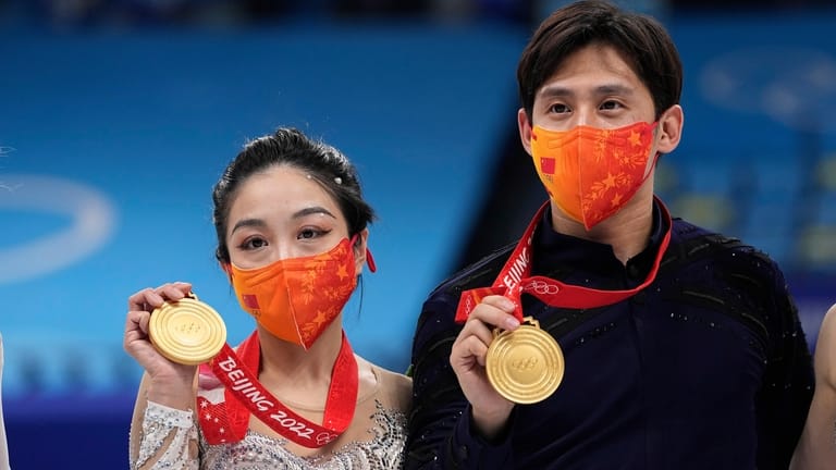 Gold medalists, Sui Wenjing and Han Cong, of China, pose...