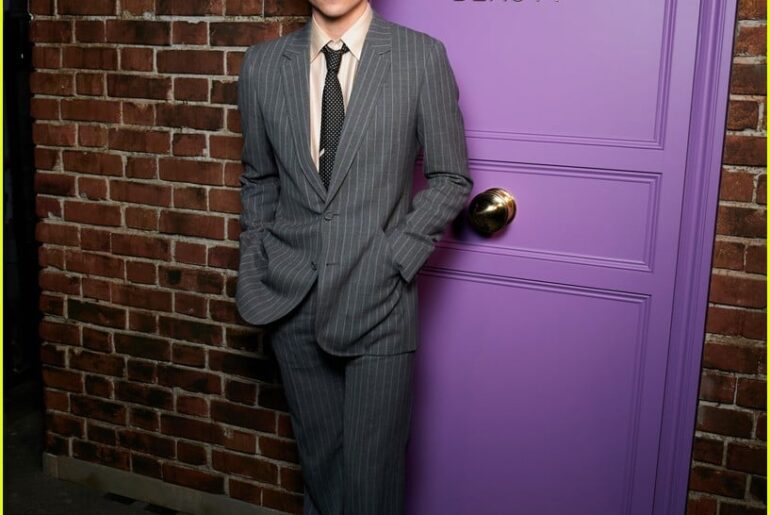 Colman Domingo Hosts Valentino Beauty’s London House Party with Lily Allen, Naomi Scott & More!: Photo 5284480 | Lily Allen Photos | Just Jared: Celebrity News and Gossip