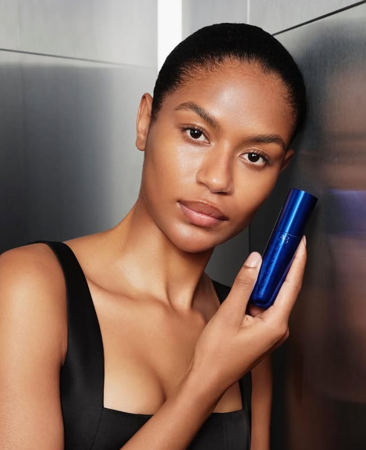 Model holding Augustinus Bader product