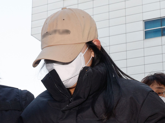 A woman suspected of giving a drug-laced drink that led to another person’s death at a motel in Gangbuk District, southern Seoul, attends a warrant review hearing at the Seoul Northern District Court in Dobong District, southern Seoul, on Feb. 12. [NEWS1]