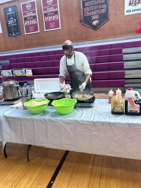 <em>A chef showcases healthy meals that are easy to cook for attendees. (Wellpoint Tennessee)</em>