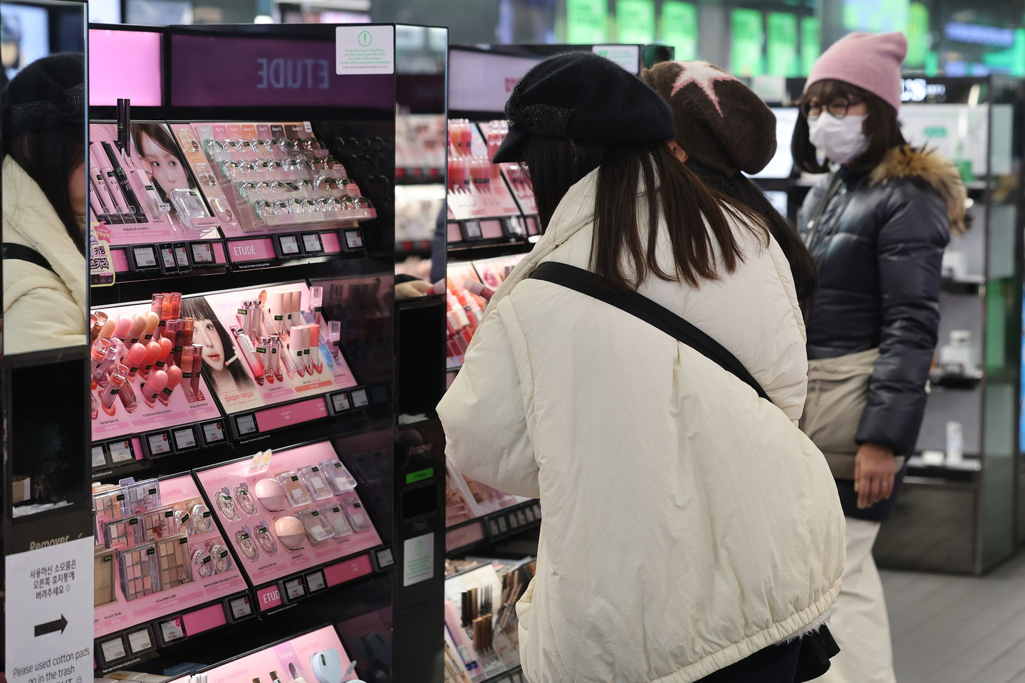 A citizen browses cosmetics at a beauty store in Seoul on Feb. 11. [YONHAP] 