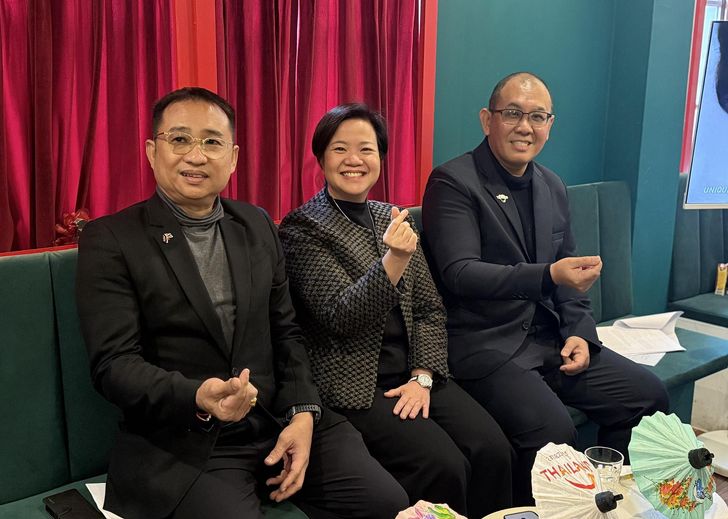 From left, Tourism Authority of Thailand Seoul office's former director Pattanapong Pongthongcharoen, Siriges-a-nong Trirattanasongpol, TAT's executive director for the East Asia Region, and the new director of the Seoul office, Vachirachai Sirisumpan, pose during a media gathering in Seoul, Feb. 11. Korea Times photo by Lee Hae-rin