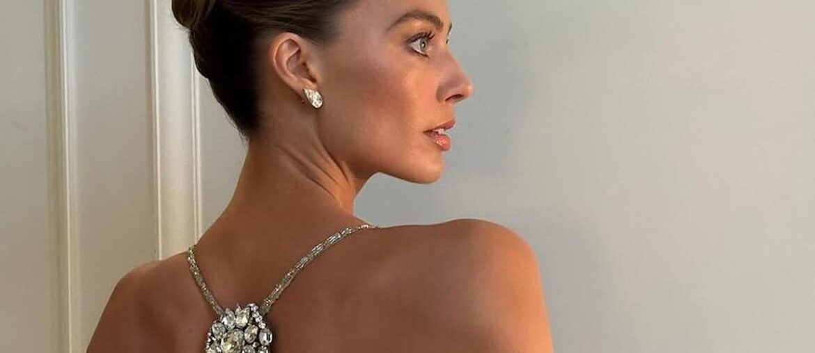 The French Roll Revival Is One of the Chicest '90s Beauty Comebacks