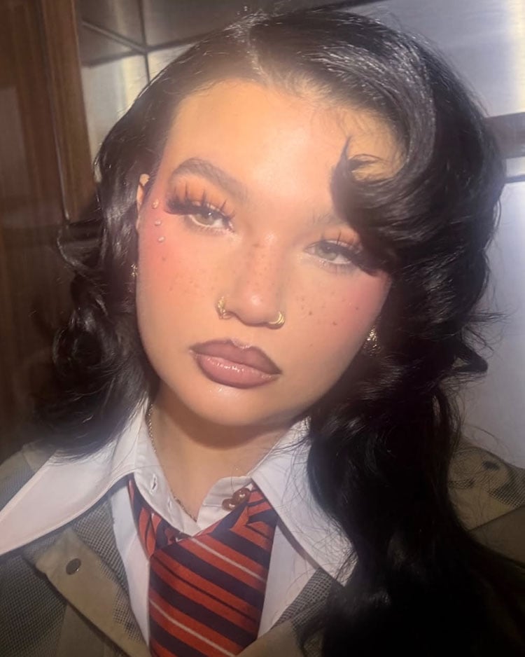 Lola Young, Urban Decay makeup, Best Pop Solo Performance, Grammy Awards beauty, brown lip liner trend, Urban Decay 24/7 Glide-On Eyeliner, Jaime Diaz makeup