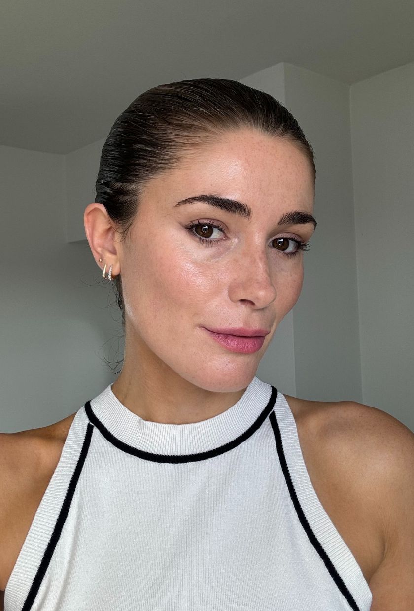 Eleanor wearing Jones Road eyeliner pencil in brown