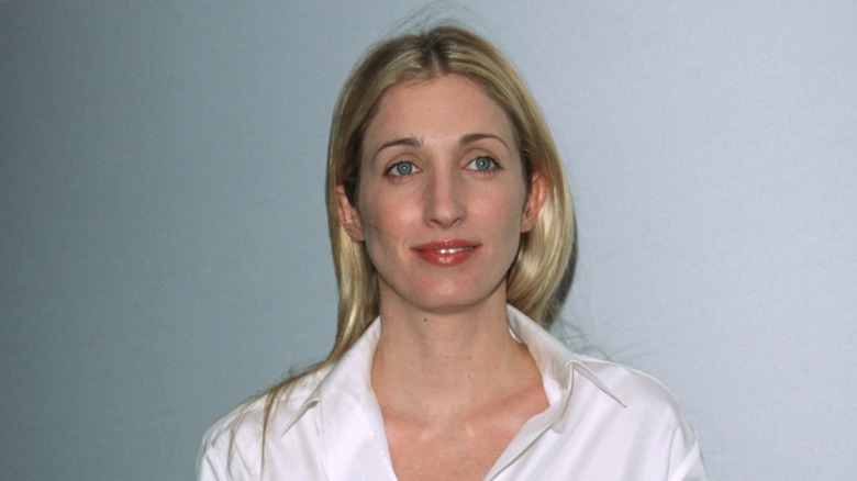 Carolyn Bessette Kennedy poses for a picture at the Annual Fundraising Gala at the Whitney Museum of American Art March 9, 1999 in New York City