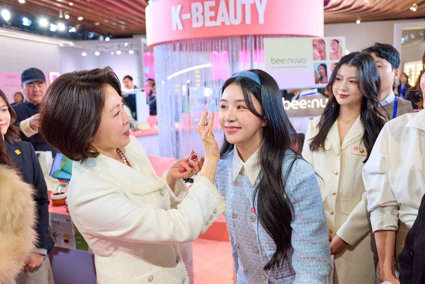 First Lady Kim Hea Kyung, left, applies cosmetics to an attendee's face during a Korean beauty event held at the Fuxing Art Center in Shanghai on Jan. 7. [JOINT PRESS CORPS] 
