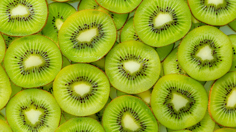 A pile of kiwis slices