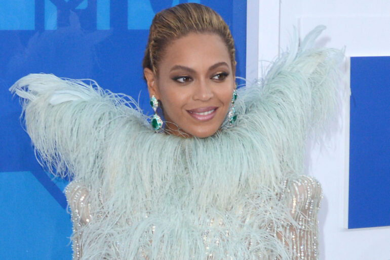 5 Celebs Who Had Iconic Beauty And Fashion Moments In 2016