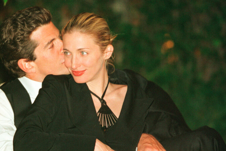 6 Pics Of Carolyn Bessette-Kennedy That Showcase Her Simple Yet Chic Beauty Looks