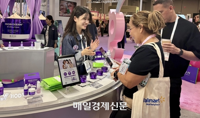 U.S. buyers who visited the Olive Young booth at the Cosmoprop site in Las Vegas are looking at K-beauty products. [Maekyung DB]
