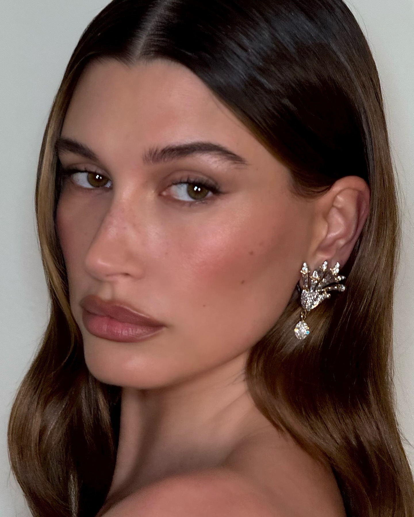 Hailey Bieber wearing natural-looking eyeliner in a smoky wing