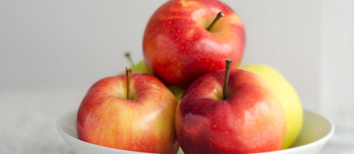 Is Eating An Apple A Day Actually Healthy? A Dietitian Weighs In