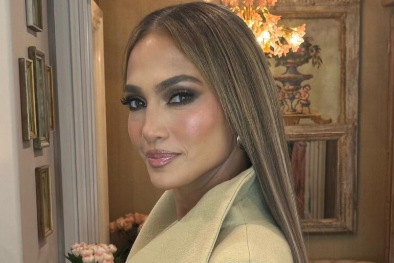 Jennifer Lopez's go-to It Cosmetics mascara is 15% off on Amazon