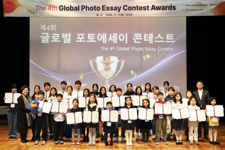 Winners of the 4th Global Photo Essay Contest, hosted by the Korea JoongAng Daily, pose for a photo during an awards ceremony at the JoongAng Ilbo headquarters in Mapo District, western Seoul, on March 7. [PARK SANG-MOON]