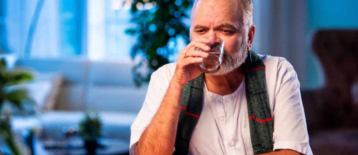 Dehydration, fluctuations in blood pressure, urinary infections, sunstroke, skin diseases, excessive fatigue, nausea, and food poisoning are among the health problems that affect the elderly during the summer. Photo: iStock/StockImageFactory.com