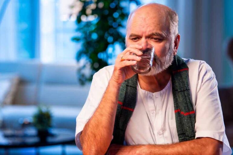 Dehydration, fluctuations in blood pressure, urinary infections, sunstroke, skin diseases, excessive fatigue, nausea, and food poisoning are among the health problems that affect the elderly during the summer. Photo: iStock/StockImageFactory.com