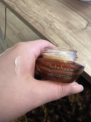 Catharine Malzahn testing Sulwhasoo eye cream